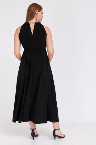 אישה לובשת שמלת הריון ליאנדרה שחורה של אבישג ארבל