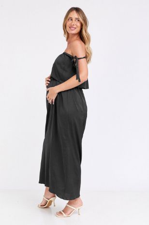 אישה לובשת שמלת הנקה דוריה שחורה של אבישג ארבל