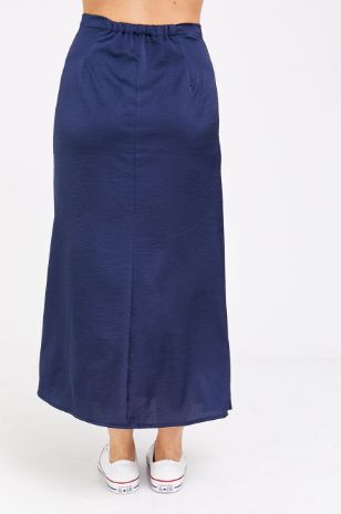 אישה לובשת חצאית הריון דידי נייבי של אבישג ארבל