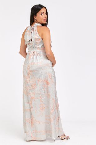 אישה לובשת שמלת הריון קרול שמנת מודפס