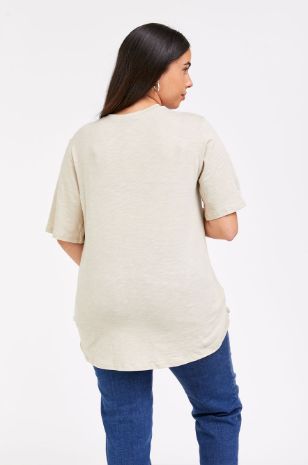 אישה לובשת חולצת מעטפת להנקה ש.קצר אבן	