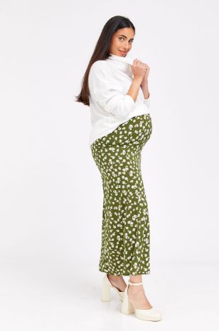 אישה לובשת חצאית הריון זוהרה ירוק פרחוני 