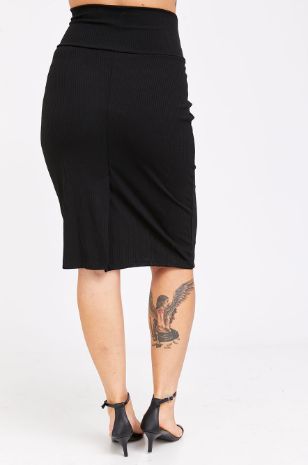 אישה לובשת חצאית עפרון ריב להריון שחורה של אבישג ארבל
