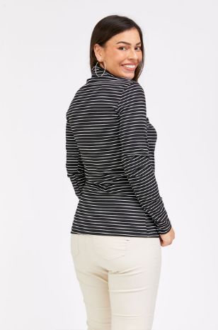 אישה לובשת גולף איימי פסים להריון ש.ארוך שחור פס לבן