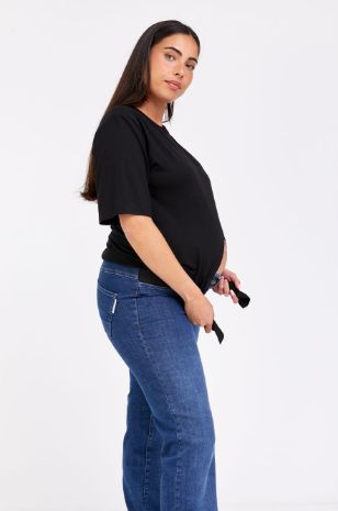 אישה לובשת חולצת הריון איזבל שחורה של אבישג ארבל