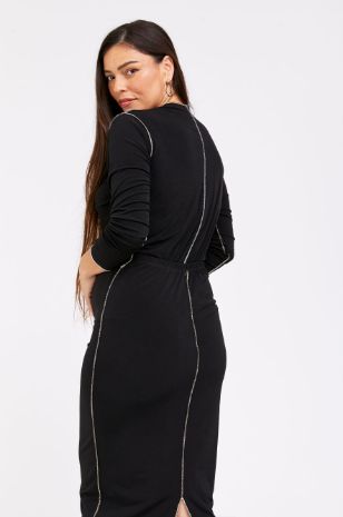 אישה לובשת חולצת הריון גאיה שחורה של אבישג ארבל