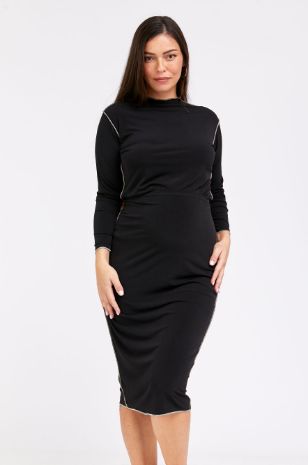 אישה לובשת חולצת הריון גאיה שחורה