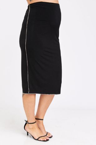 אישה לובשת חצאית הריון גאיה שחורה של אבישג ארבל