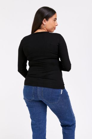 אישה לובשת חולצת הריון מעטפת ש.ארוך שחורה