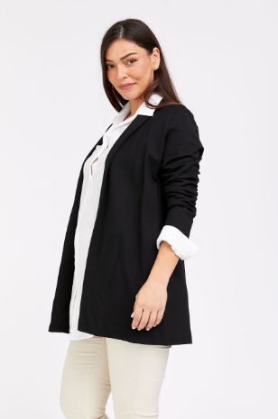 אישה לובשת ז'קט הריון OFFICE שחור של אבישג ארבל