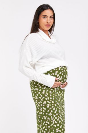אישה לובשת סריג הריון תמר שמנת של אבישג ארבל