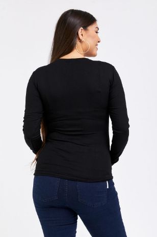 אישה לובשת חולצת הריון לותם שחור של אבישג ארבל