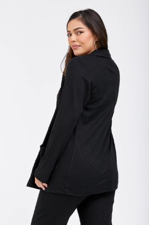 אישה לובשת ז'קט להריון פלורה שחור של אבישג ארבל