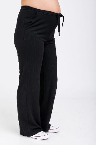 אישה לובשת מכנסי הריון אלן שחור של אבישג ארבל