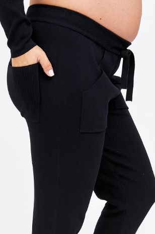 אישה לובשת מכנסי הריון סריג איב