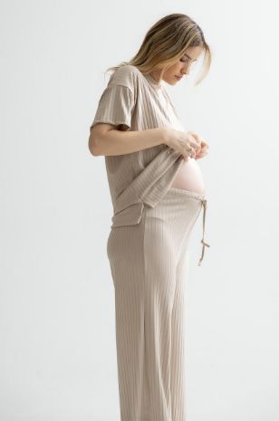 אישה לובשת חולצת הריון אורי אבן של אבישג ארבל	