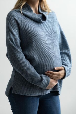 	אישה לובשת סריג הריון תמר כחול בהיר של אבישג ארבל