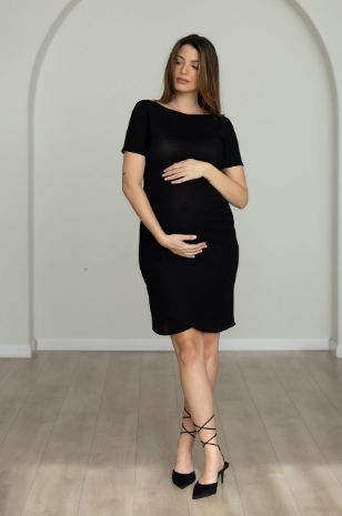 אישה לובשת שמלת ערב להריון נלה שחורה