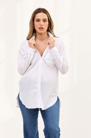 אישה לובשת חולצת הריון דלפינה לבנה	