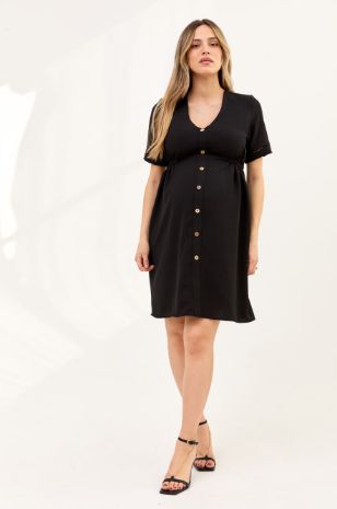 אישה לובשת שמלת הריון בטי שחורה של אבישג ארבל	