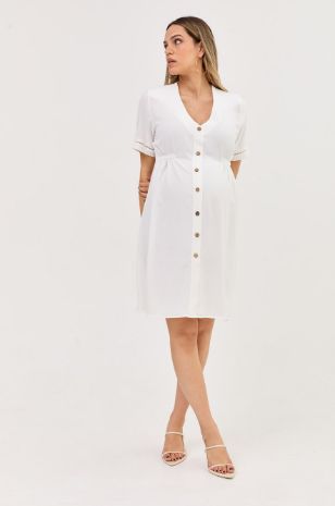 אישה לובשת שמלת הריון בטי לבנה של אבישג ארבל
