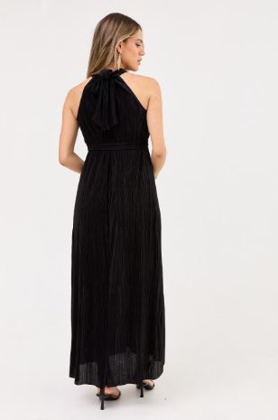 אישה לובשת שמלת הריון פליסה קולר שחורה