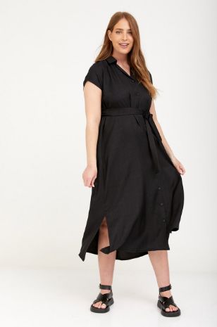 אישה לובשת שמלת הריון נדין שחורה של אבישג ארבל