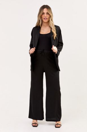 אישה לובשת מכנסי הריון הרפר שחורים של אבישג ארבל