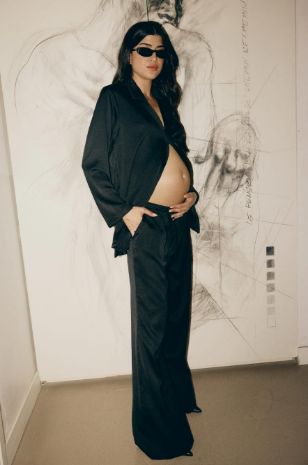 אישה לובשת מכנסי הריון הרפר שחורים של אבישג ארבל