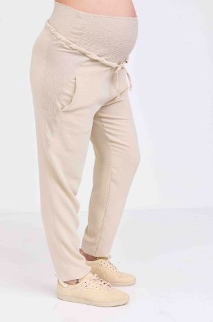 אישה לובשת מכנסי הריון רינה חול