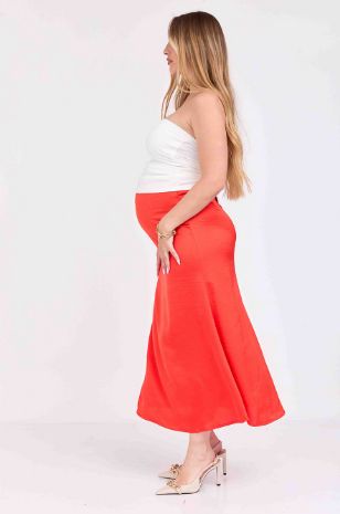 אישה לובשת חצאית הריון דידי אדום סוכריה