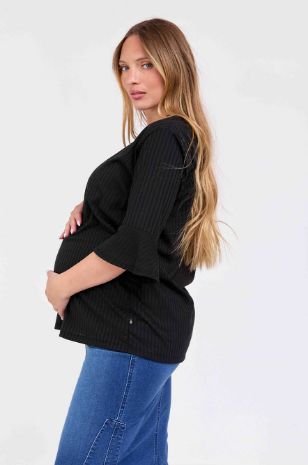 אישה לובשת חולצת הריון בקי ריב שחורה
