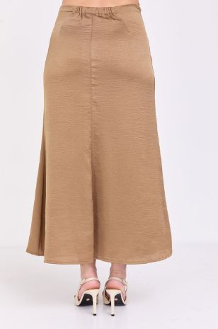 אישה לובשת חצאית הריון דידי נחושת של אבישג ארבל