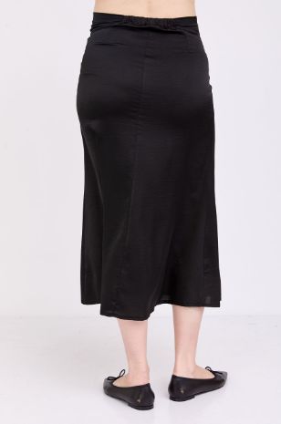 אישה לובשת חצאית הריון דידי שחורה