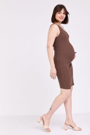 אישה לובשת 	שמלת הריון מיטל חום