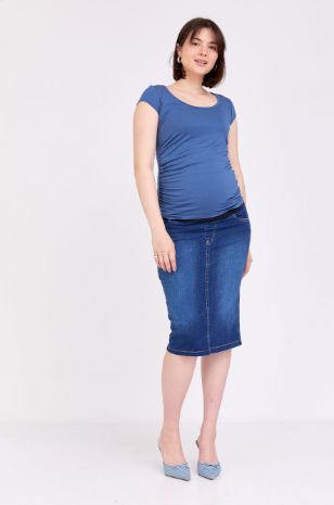 אישה לובשת חצאית ג'ינס להריון יעל כחול כהה