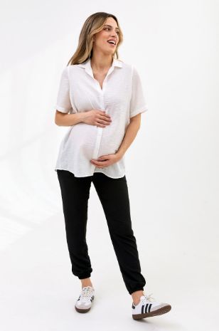 אישה לובשת חולצת הריון בארי לבנה