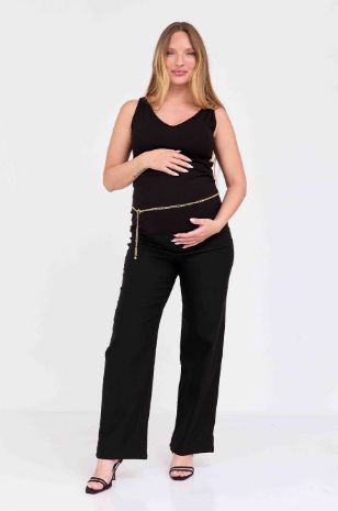 אישה לובשת 	מכנסי הריון אדריאן שחור של אבישג ארבל