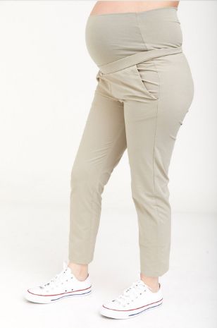 אישה לובשת מכנסי הריון קולומביה בז' של אבישג ארבל