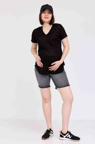 אישה לובשת ג'ינס קצר להריון אוליביה שחור