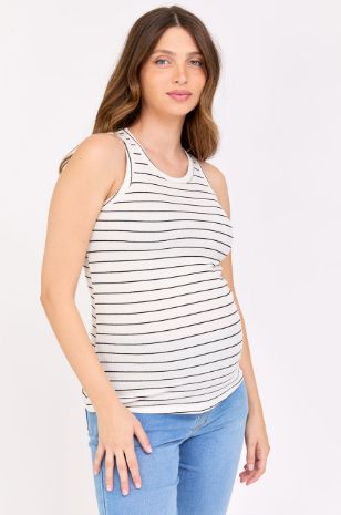 אישה לובשת גופיית הריון רוי שמנת פס שחור
