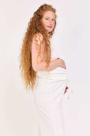 אישה לובשת גופיית הריון רוי שמנת של אבישג ארבל
