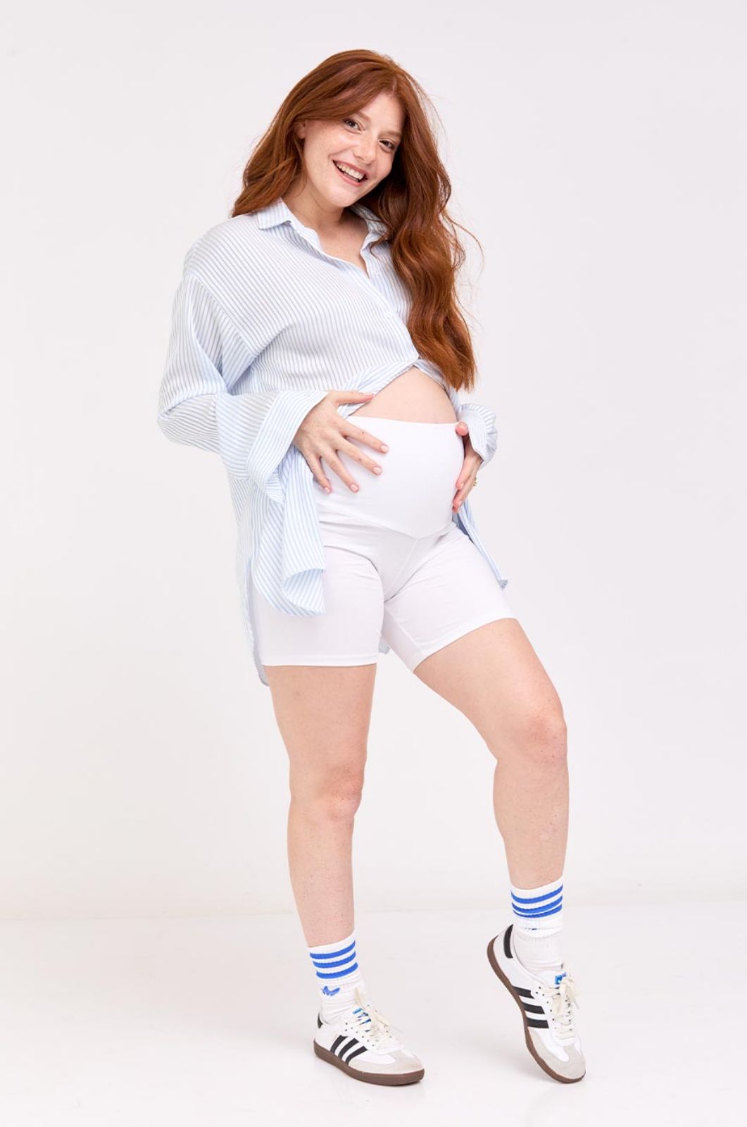 אישה לובשת טייץ הריון קצר לבן