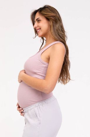 אישה לובשת גופיית סבא להריון ריב סגלגל של אבישג ארבל