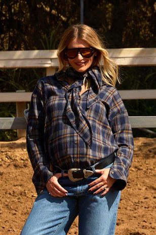 חולצת הריון משבצות גברית כחולה של אבישג ארבל