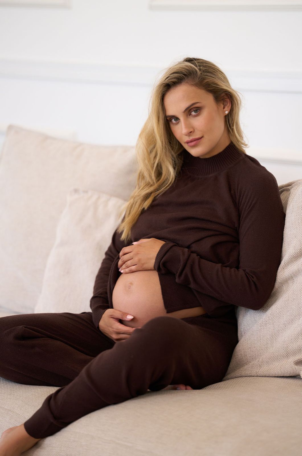 שיר לוי לובשת סריג להריון קלייר חום שוקולד