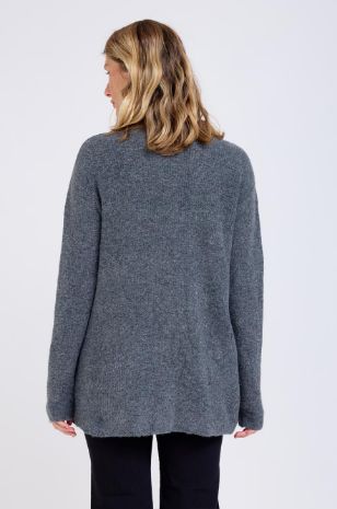 אישה לובשת קרדיגן להריון מבד מלטף ריב מרנגו