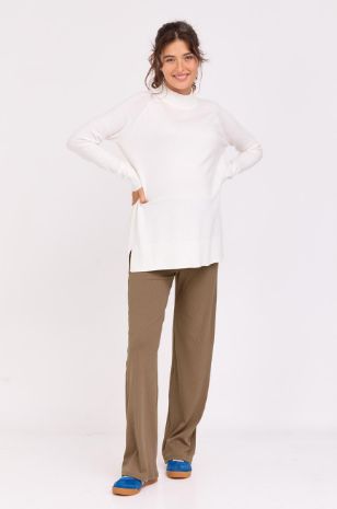 אישה לובשת מכנסי הריון סוזאן חום מוקה של אבישג ארבל 