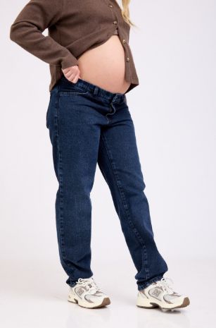 אישה לובשת ג'ינס להריון שחור כחול 