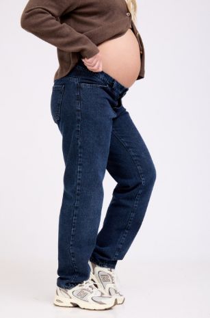 אישה לובשת ג'ינס הריון לוסי שחור כחול של אבישג ארבל